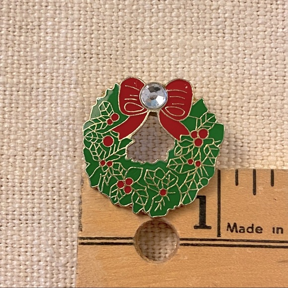 Vintage Jewelry - Vintage Enamel Wreath Christmas Holiday Brooch
